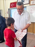 Başkan Demirhan öğrencilerin karne sevincini paylaştı
